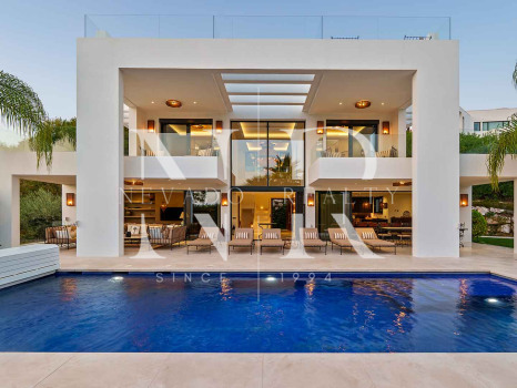 Villa contemporánea con vistas panorámicas en Nueva Andalucía en venta
