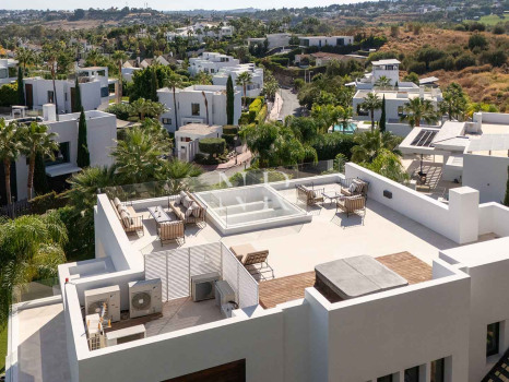 Villa contemporaine avec vue panoramique à Nueva Andalucía à vendre