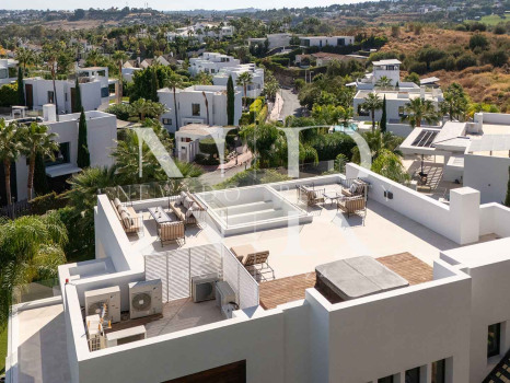 Villa contemporánea con vistas panorámicas en Nueva Andalucía en venta