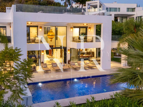 Villa contemporánea con vistas panorámicas en Nueva Andalucía en venta