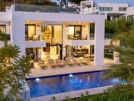 Villa contemporaine avec vue panoramique à Nueva Andalucía à vendre
