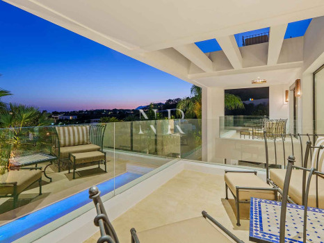 Villa contemporaine avec vue panoramique à Nueva Andalucía à vendre