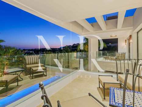 Villa contemporánea con vistas panorámicas en Nueva Andalucía en venta