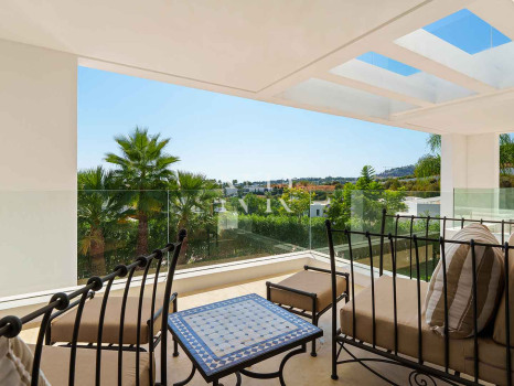 Villa contemporaine avec vue panoramique à Nueva Andalucía à vendre