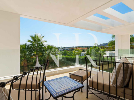 Villa contemporánea con vistas panorámicas en Nueva Andalucía en venta