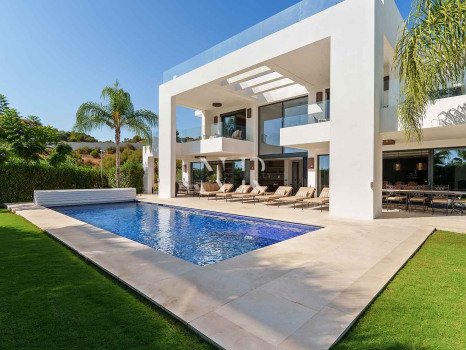 Villa contemporaine avec vue panoramique à Nueva Andalucía à vendre