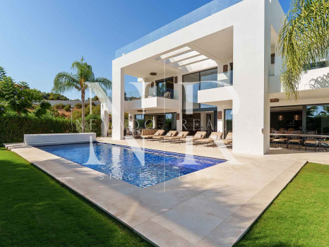 Villa contemporánea con vistas panorámicas en Nueva Andalucía en venta