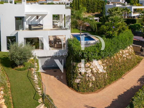 Villa contemporánea con vistas panorámicas en Nueva Andalucía en venta