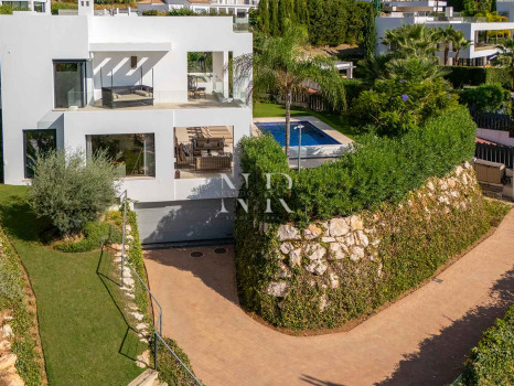 Villa contemporaine avec vue panoramique à Nueva Andalucía à vendre