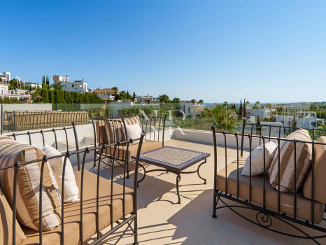 Villa contemporaine avec vue panoramique à Nueva Andalucía à vendre