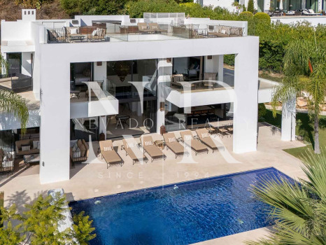 Villa contemporánea con vistas panorámicas en Nueva Andalucía en venta