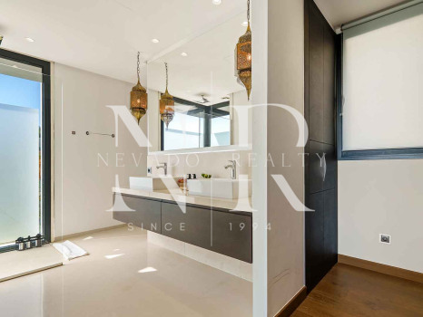 Villa contemporánea con vistas panorámicas en Nueva Andalucía en venta