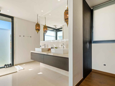 Villa contemporaine avec vue panoramique à Nueva Andalucía à vendre