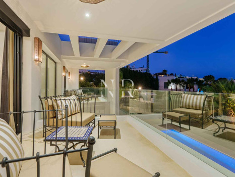 Villa contemporaine avec vue panoramique à Nueva Andalucía à vendre