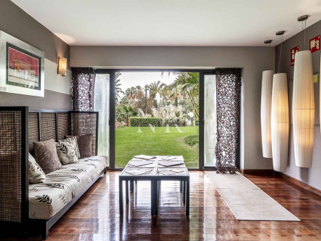 Villa junto a campo de golf en Estepona en venta