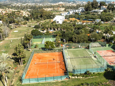 Villa junto a campo de golf en Estepona en venta