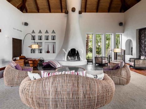 Villa junto a campo de golf en Estepona en venta