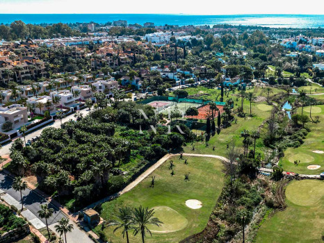 Villa junto a campo de golf en Estepona en venta