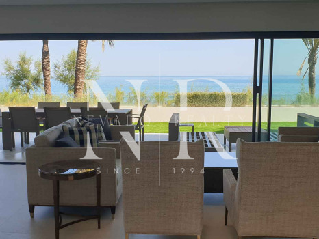 Adosada frontal al mar en primera lÃnea de playa en Estepona en venta