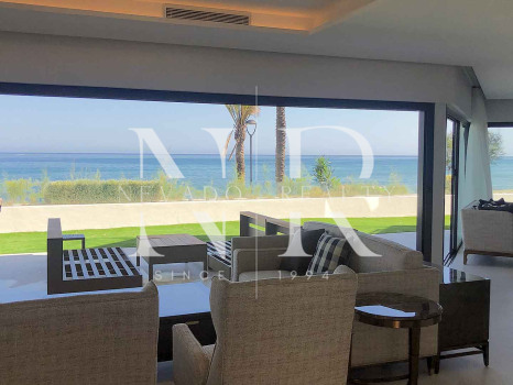 Adosada frontal al mar en primera lÃnea de playa en Estepona en venta