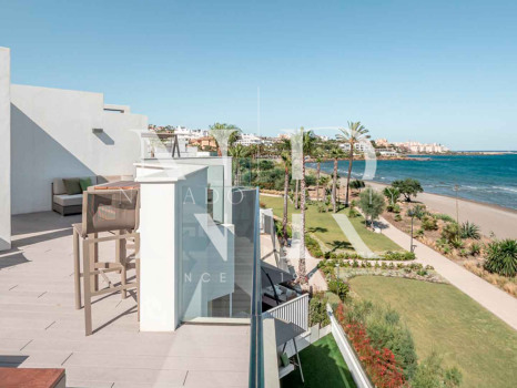 Adosada frontal al mar en primera lÃnea de playa en Estepona en venta