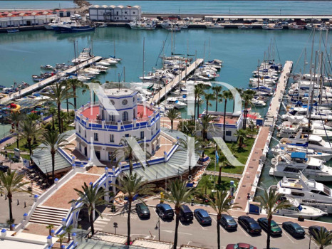 Adosada frontal al mar en primera lÃnea de playa en Estepona en venta