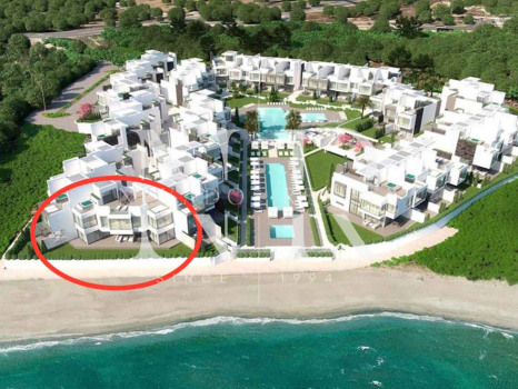 Adosada frontal al mar en primera lÃnea de playa en Estepona en venta