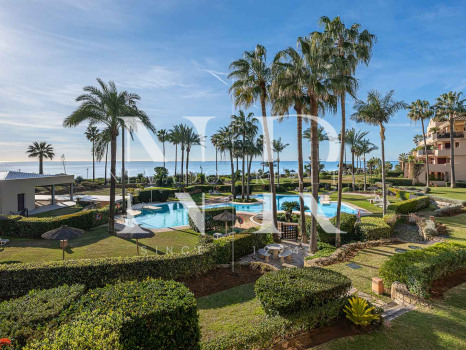 Frontline Beach Apartment in Costalita del Mar, Estepona for sale