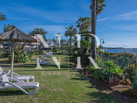 Frontline Beach Apartment in Costalita del Mar, Estepona for sale