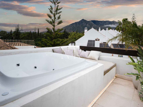 Maison mitoyenne avec vue sur la mer à Altos de Salamanca, Marbella Golden Mile à vendre