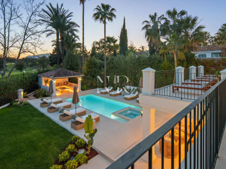 Villa en primera línea de golf en Los Naranjos Golf Club, Nueva Andalucía, en venta
