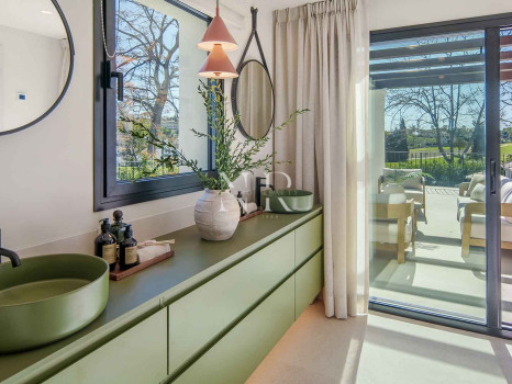 Villa en primera línea de golf en Los Naranjos Golf Club, Nueva Andalucía, en venta