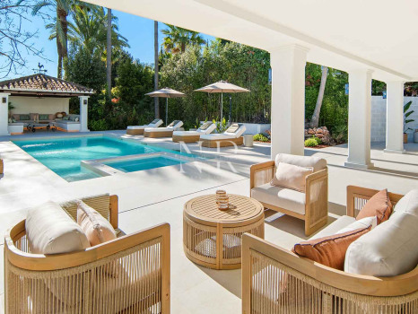 Villa en primera línea de golf en Los Naranjos Golf Club, Nueva Andalucía, en venta