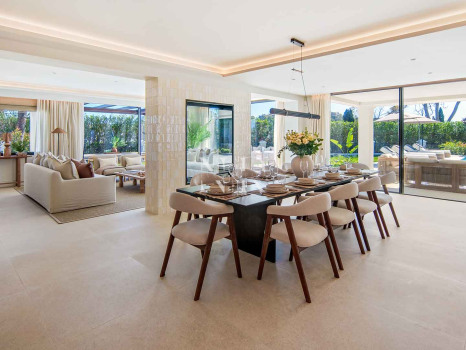 Villa en primera línea de golf en Los Naranjos Golf Club, Nueva Andalucía, en venta