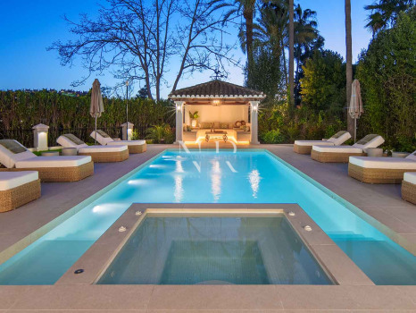 Villa en primera línea de golf en Los Naranjos Golf Club, Nueva Andalucía, en venta