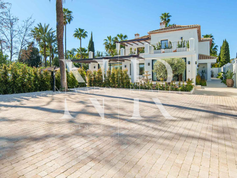 Frontline golf villa for sale at Los Naranjos Golf Club, Nueva Andalucía
