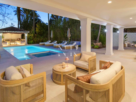 Villa en primera línea de golf en Los Naranjos Golf Club, Nueva Andalucía, en venta