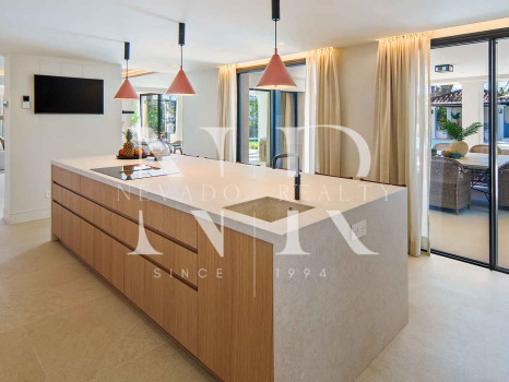 Frontline golf villa for sale at Los Naranjos Golf Club, Nueva Andalucía