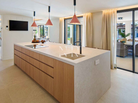 Villa en primera línea de golf en Los Naranjos Golf Club, Nueva Andalucía, en venta