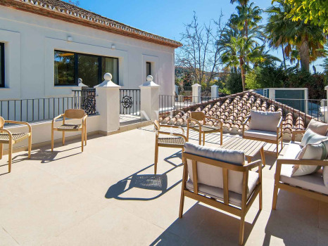 Villa en primera línea de golf en Los Naranjos Golf Club, Nueva Andalucía, en venta