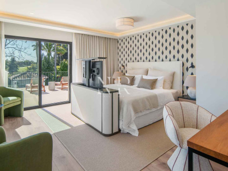 Villa en primera línea de golf en Los Naranjos Golf Club, Nueva Andalucía, en venta
