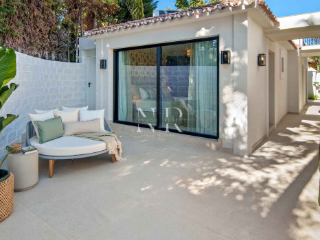Villa en primera línea de golf en Los Naranjos Golf Club, Nueva Andalucía, en venta