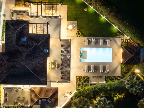 Villa en primera línea de golf en Los Naranjos Golf Club, Nueva Andalucía, en venta