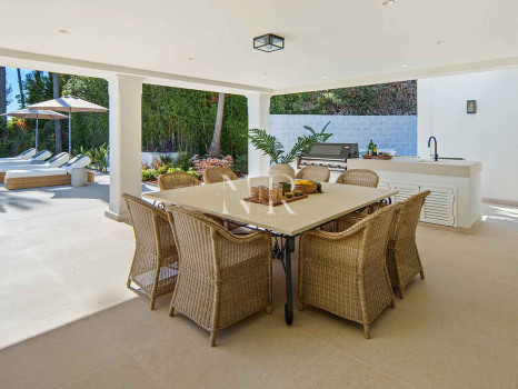 Villa en primera línea de golf en Los Naranjos Golf Club, Nueva Andalucía, en venta