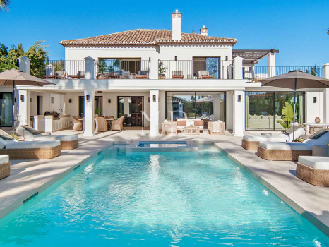 Villa en primera línea de golf en Los Naranjos Golf Club, Nueva Andalucía, en venta