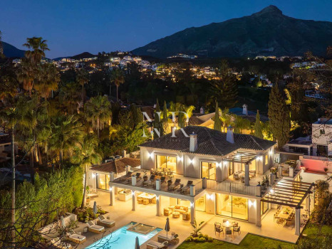 Villa en primera línea de golf en Los Naranjos Golf Club, Nueva Andalucía, en venta