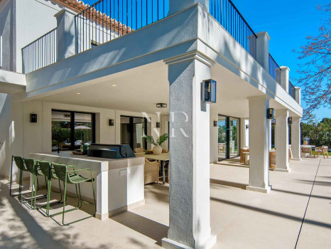 Villa en primera línea de golf en Los Naranjos Golf Club, Nueva Andalucía, en venta