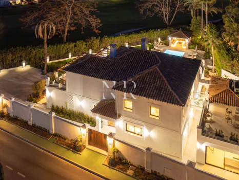 Villa en primera línea de golf en Los Naranjos Golf Club, Nueva Andalucía, en venta