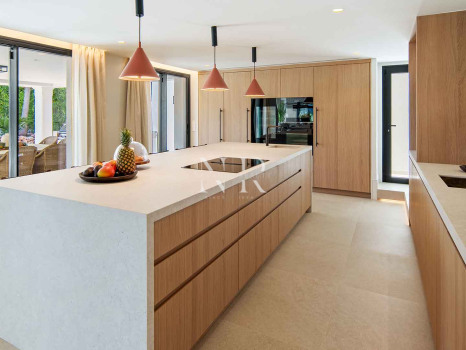 Villa en primera línea de golf en Los Naranjos Golf Club, Nueva Andalucía, en venta