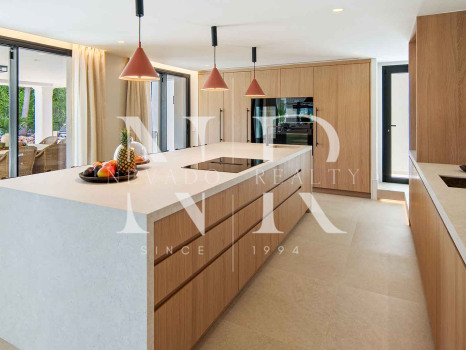 Frontline golf villa for sale at Los Naranjos Golf Club, Nueva Andalucía